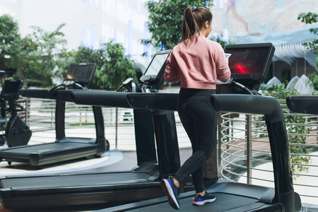 成鲜明对比 成鲜明对比